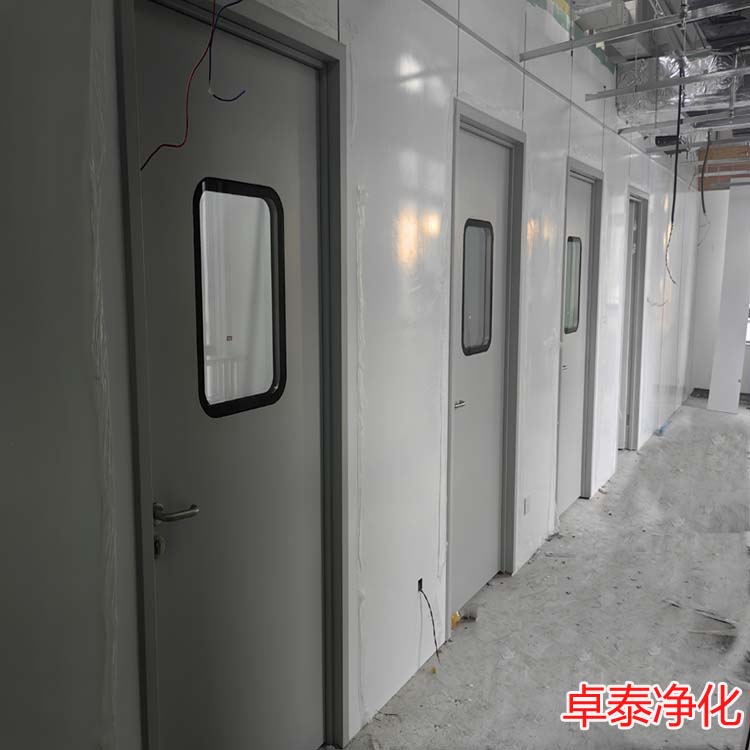 石家莊京津冀產(chǎn)業(yè)園內(nèi)潔凈實(shí)驗(yàn)室鋼制門安裝現(xiàn)場(chǎng)圖，河北凈化車間裝修廠家